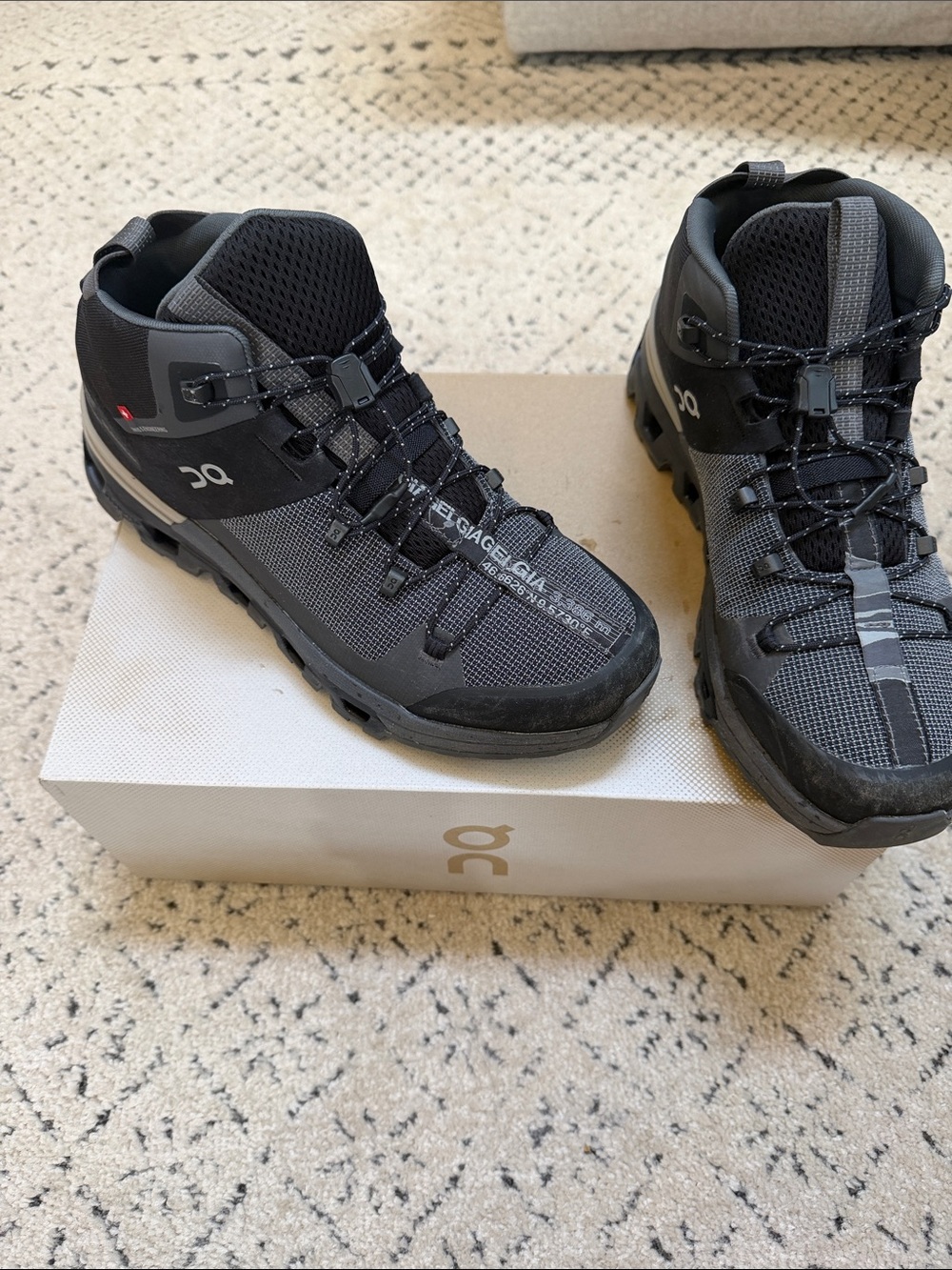On Cloud Men's Cloudtrax Mid-Top Hiking Boots in Black and Gray Size 8